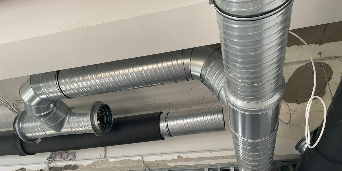 Újrahasznosított acélból készült légcsatornák az Univer kecskeméti gyárában