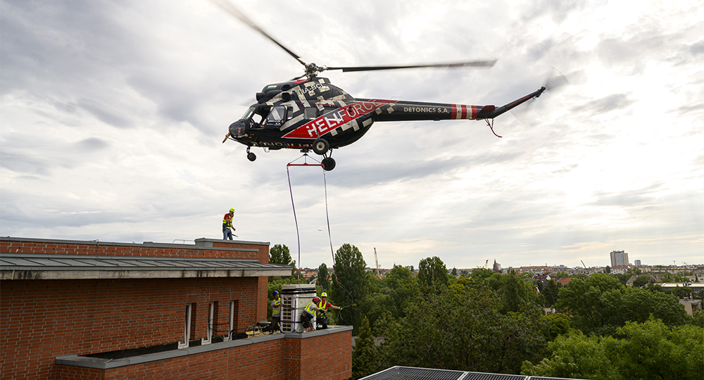Helikopterrel emelték a helyére az új klímarendszert